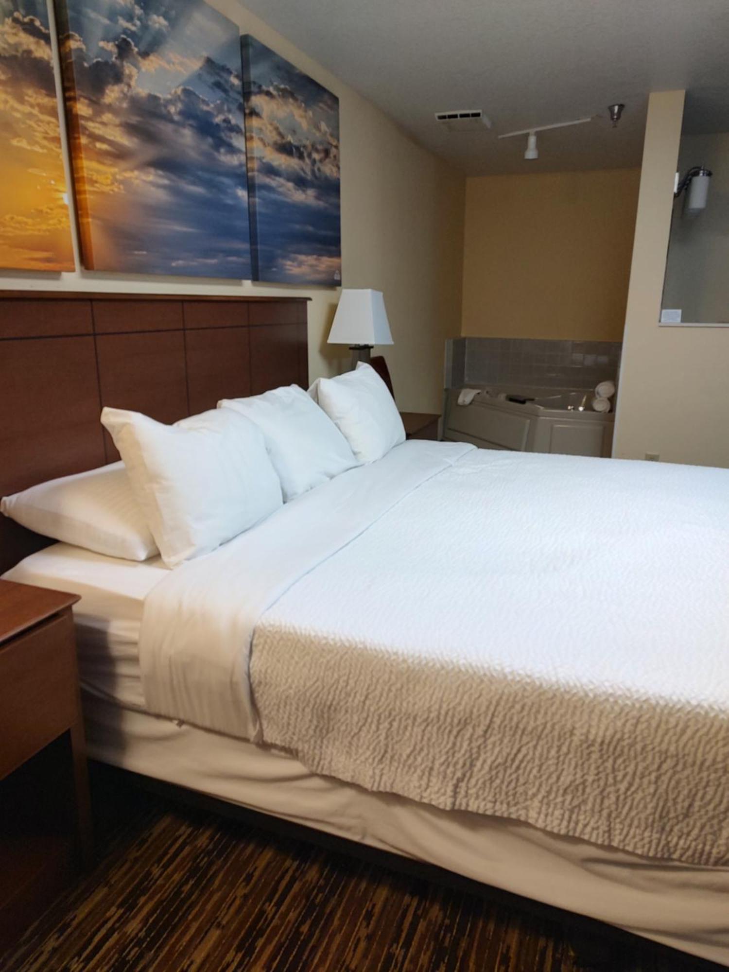 Days Inn & Suites By Wyndham Fargo 19Th Ave/Airport Dome Exteriér fotografie
